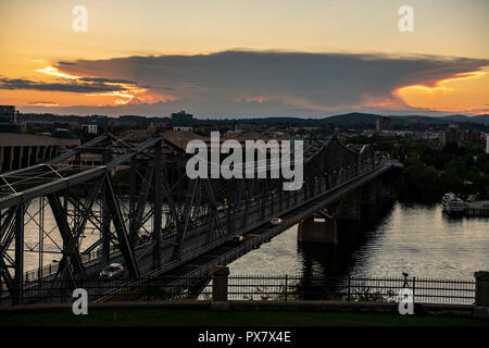 Vista del ponte di Alexandra durante il giorno in autunno Foto Stock