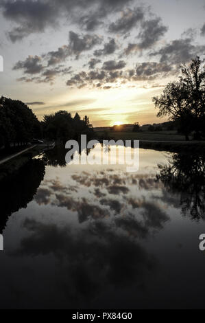 La riflessione di acqua di nuvole, Francia, Valle della Loira, Chambord Foto Stock