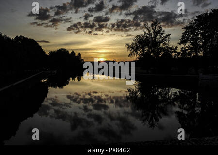 La riflessione di acqua di nuvole, Francia, Valle della Loira, Chambord Foto Stock