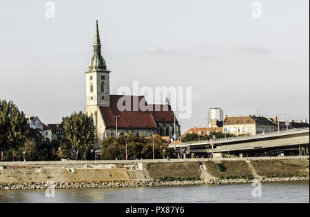 Bratislava, bridge Novi più, incoronazione chiesa, Repubblica Slovacca Foto Stock