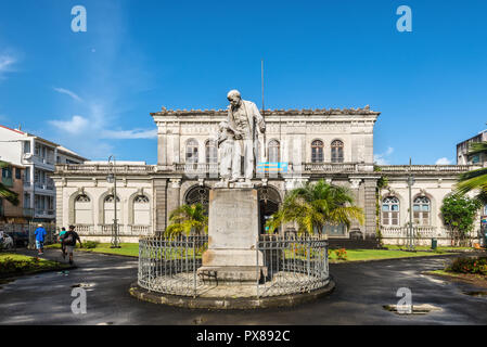 Fort-de-France, Martinica - 19 dicembre 2016: la statua di Vice Victor Schoelcher (scrittore abolizionista) davanti al tribunale di Fort-de-France. Fort Foto Stock