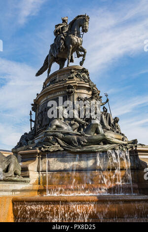 PHILADELPHIA, Stati Uniti d'America - 19 settembre 2018: George Washington Monument in Philadelphia. La statua progettata nel 1897 da Rudolf Siemering (1835-1905). Foto Stock