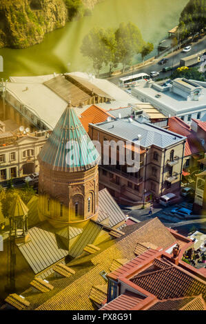 Vista dei tradizionali strette stradine della Vecchia Tbilisi e cupola della cattedrale armena, Repubblica di Georgia Foto Stock