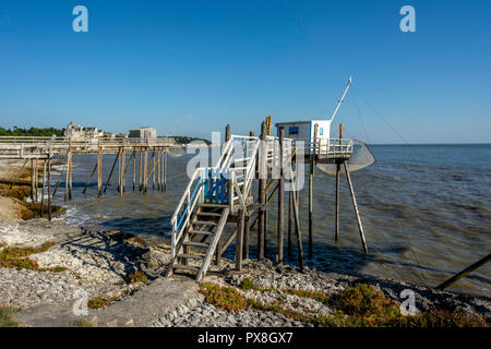 La pesca di capanne (carrelets), Saint palais sur Mer Charente Maritime, Nouvelle Aquitaine, Francia Foto Stock