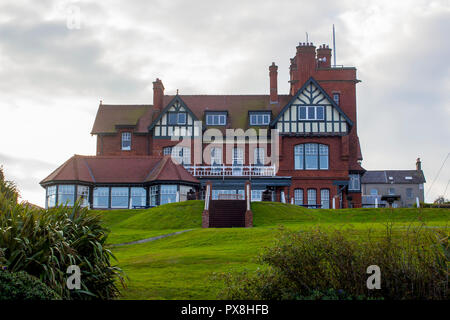 Il Royal Ulster Yacht Club edificio a Ballyholme Bay in Bangor Irlanda del Nord. Questo edificio eduardiano ha vedute di Belfast Lough e t Foto Stock