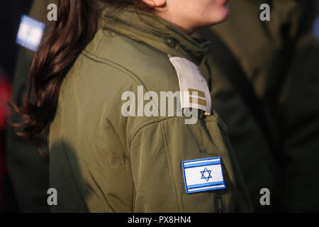 Dettagli con la bandiera israeliana su una donna militare uniforme medic Foto Stock