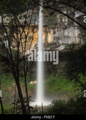 Una lunga esposizione Yumbilla cascata, Chachapoyas, Perù Foto Stock