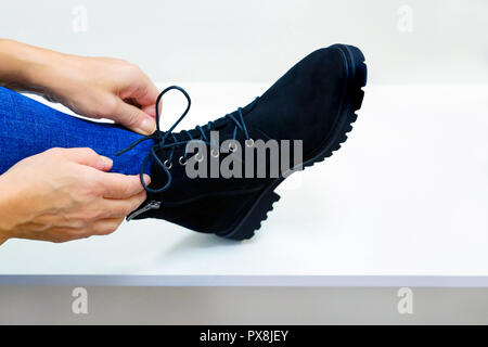 Ragazza di legatura sui lacci delle scarpe scarpe. Vista dall'alto di close-up. Foto Stock