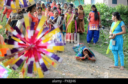 Devoti indù sta eseguendo il rituale in occasione del Chhat puja alla banca del fiume di Ganga. Rendendo veloce per tutta la giornata a devoti indù sono looki Foto Stock