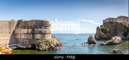 DUBROVNIK CROAZIA - Luglio 17, 2018: persone che visitano Lovrjenac fortezza situata nel paese vecchio di Dubrovnik, Croazia Foto Stock