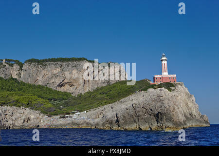 Vista di Capri Faro sulla scogliera dal mare Foto Stock