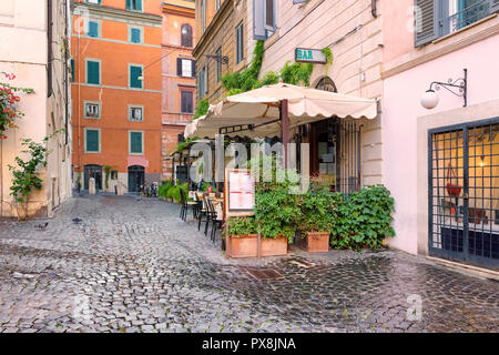 Vecchia strada accogliente a Roma al mattino Foto Stock