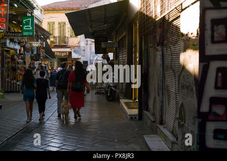 La gente che camminava Ifaistou street nel mercato delle pulci di Monastiraki, Atene Grecia. Foto Stock