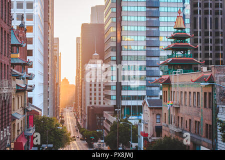 Visualizzazione classica del centro cittadino di San Francisco con il famoso California Street illuminato nel primo golden. La luce del mattino al sorgere del sole in estate, San Francisco Foto Stock