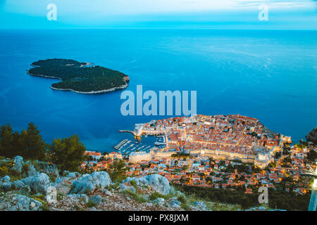 Panoramica vista aerea del centro storico di Dubrovnik con isola di Lokrum nella bellissima crepuscolo serale al tramonto, Dalmazia, Croazia Foto Stock