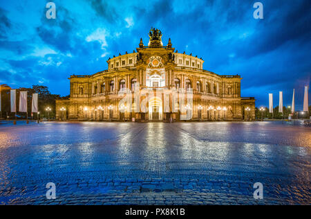 Classic vista crepuscolo della famosa Semperoper di Dresda illuminato nel bellissimo crepuscolo serale con drammatica cielo durante ore Blu al tramonto, Sassonia, Germa Foto Stock