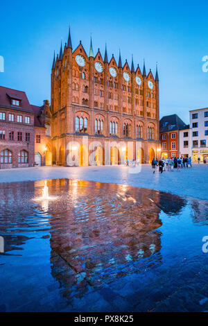 Classic vista crepuscolo della città anseatica di Stralsund durante ore Blu al tramonto, Meclenburgo-Pomerania Occidentale, Germania Foto Stock