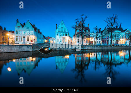 Crepuscolo bella vista del centro storico della città di Brugge con vecchie case lungo il famoso Canal Potterierei accesa durante il blue ora al tramonto, Bru Foto Stock