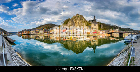 Visualizzazione classica della storica città di Dinant con scenic Fiume Mosa nella bellissima golden luce della sera al tramonto, provincia di Namur, in Vallonia, Belgio Foto Stock