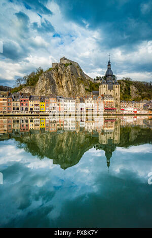 Visualizzazione classica della storica città di Dinant con scenic Fiume Mosa nella bellissima golden luce della sera al tramonto, provincia di Namur, in Vallonia, Belgio Foto Stock