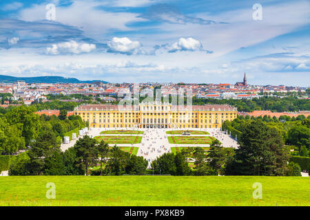 Visualizzazione classica del famoso Palazzo di Schonbrunn con scenic grande parterre giardino in una bella giornata di sole con cielo blu e nuvole in estate, Vienna Foto Stock