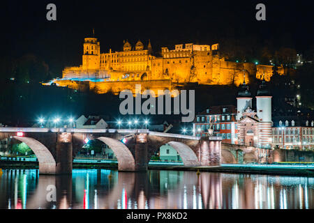 Vista panoramica della città vecchia di Heidelberg riflettente nel bellissimo fiume Neckar di notte, Baden-Wuerttemberg, Germania Foto Stock