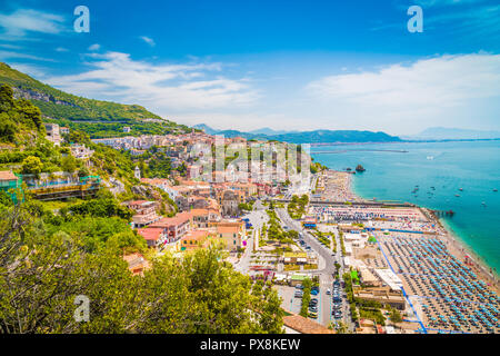 Bellissima vista di Vietri sul Mare, la prima cittadina sulla costa amalfitana, con il Golfo di Salerno, provincia di Salerno, Campania, Italia meridionale Foto Stock