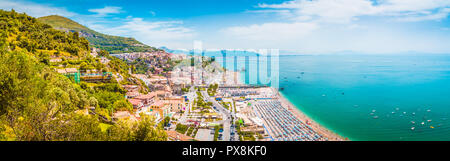 Bellissima vista di Vietri sul Mare, la prima cittadina sulla costa amalfitana, con il Golfo di Salerno, provincia di Salerno, Campania, Italia meridionale Foto Stock