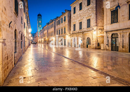 Classic vista panoramica del famoso Stradun, la strada principale della città vecchia di Dubrovnik, in una bella mattina twilight prima del sorgere del sole all'alba in estate Foto Stock