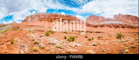 Vista panoramica del bellissimo paesaggio desertico con cielo blu e nuvole nel Parco nazionale di Capitol Reef, central Utah, Stati Uniti d'America Foto Stock