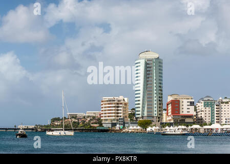 Fort-de-France, Martinica - 19 dicembre 2016: vista del lungomare di Fort de France città con la Simon Hotel, aziende e yacht in porto Foto Stock