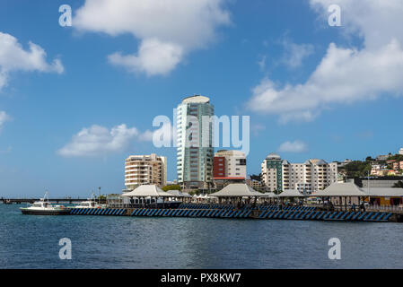 Fort-de-France, Martinica - 19 dicembre 2016: vista del lungomare di Fort de France città con la Simon Hotel, le imprese e le barche nel porto Foto Stock
