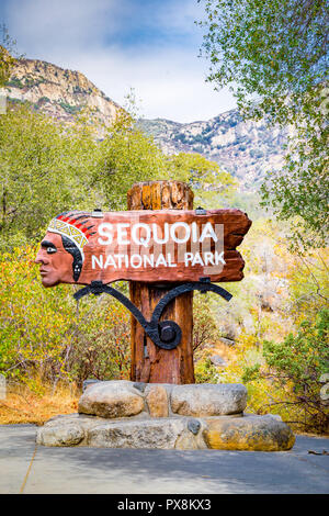 Visualizzazione classica di legno tradizionali Sequoia National Park ingresso monumento segno di benvenuto in estate, CALIFORNIA, STATI UNITI D'AMERICA Foto Stock