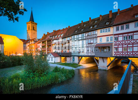 Classic vista panoramica del centro storico della città di Erfurt con il famoso ponte Krämerbrücke illuminata di bella twilight durante l ora di blu, Thüri Foto Stock