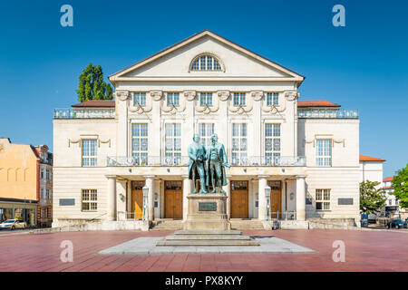 Visualizzazione classica del famoso Deutsches Nationaltheater con Goethe-Schiller monumento su una bella giornata di sole con cielo blu a Weimar e Turingia, Germania Foto Stock