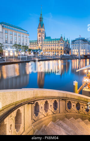 Classic vista crepuscolo di Hamburg city center con il municipio storico riflettendo in Binnenalster durante ore Blu al tramonto, Germania Foto Stock