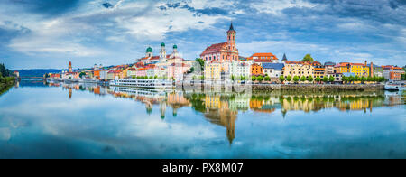 Vista panoramica del centro storico di Passau riflettente nel famoso fiume del Danubio nella bella luce della sera al tramonto, Baviera, Germania Foto Stock