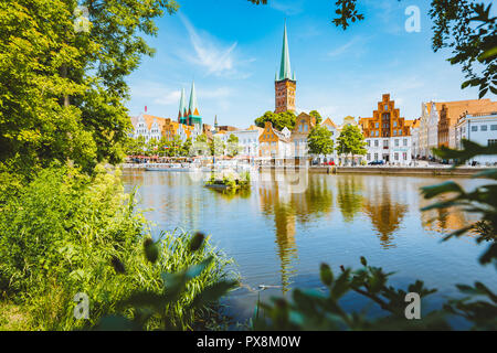 Classic vista panoramica del centro storico della città di Lubecca con il famoso fiume Trave in estate, Schleswig-Holstein, Germania Foto Stock