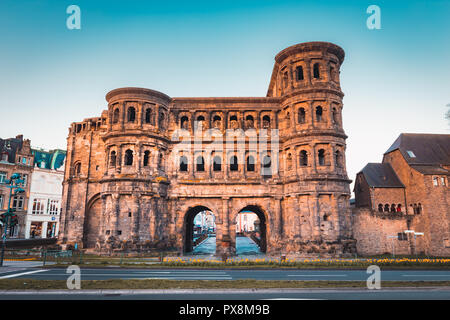 Visualizzazione classica del celebre Porta Nigra, la più grande città romana monumento di gate a nord delle Alpi, nella splendida golden. La luce del mattino al sorgere del sole in estate, LATO DX Foto Stock