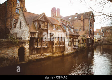 Vista panoramica del centro storico della città di Brugge a beautiful Golden. La luce del mattino al sorgere del sole, provincia della Fiandre Occidentale, Belgio Foto Stock