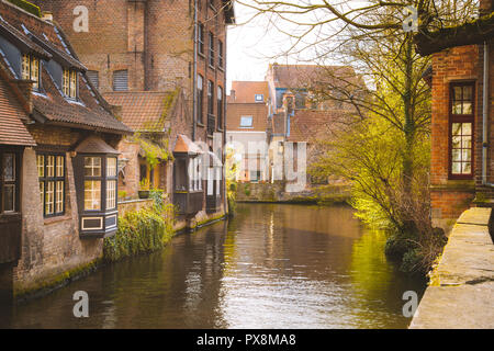 Vista panoramica del centro storico della città di Brugge a beautiful Golden. La luce del mattino al sorgere del sole, provincia della Fiandre Occidentale, Belgio Foto Stock