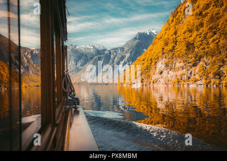 Passeggeri tradizionali scivolando in barca sul Lago Konigssee con il Watzmann mountain in background su una bella giornata di sole in autunno, Berchtesgadener Land, Foto Stock