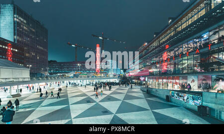 Stoccolma, Svezia - 11 novembre 2017: vista panoramica del famoso Sergels Torg piazza di sera, centrale a Stoccolma, Svezia e Scandinavia Foto Stock