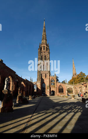 St Michaels torre e le rovine della cattedrale di Coventry su Priory Street Coventry city centre REGNO UNITO Foto Stock