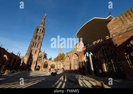 St Michaels torre e le rovine della cattedrale di Coventry adiacente alla nuova cattedrale il Priory Street Coventry city centre REGNO UNITO Foto Stock