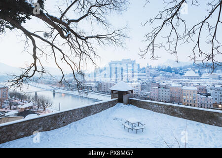 Nel centro storico della città di Salisburgo su una bella mattina a freddo in inverno in inverno, Salzburger Land, Austria Foto Stock