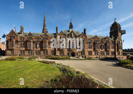 La facciata anteriore di Coventry City Council House su Earl Street con la guglia della cattedrale in background in Coventry city centre REGNO UNITO Foto Stock