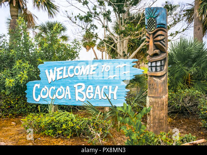 Cocoa Beach, Florida, Stati Uniti d'America - 19 Ottobre 2018: segno di benvenuto si trova sul 520 Causeway in Cocoa Beach. Foto Stock