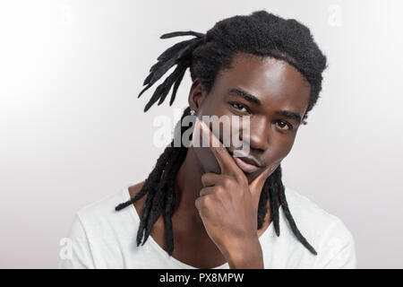 Grave dark scuoiati maschio, ha pensieroso espressione, isolato sullo sfondo bianco. African American uomo pensa Foto Stock