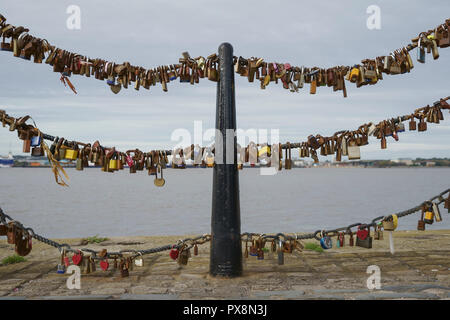 Amore si blocca su una ringhiera che si affaccia sul fiume Mersey nella Albert Dock Liverpool Regno Unito Foto Stock